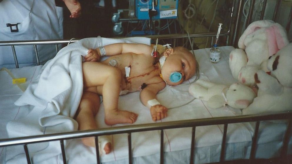 Rebecca Carlström i sjukhussäng som bebis.