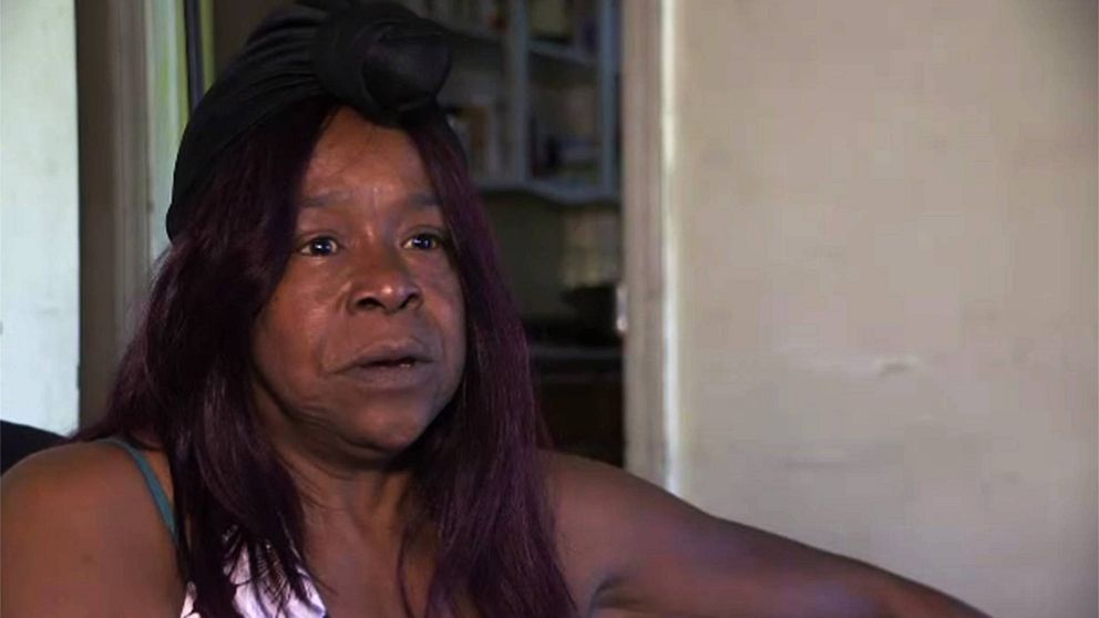 63-åriga Threebee Allen i Detroit har inte längre något vatten i sitt hem efter att hon inte lyckats betala sin räkning.