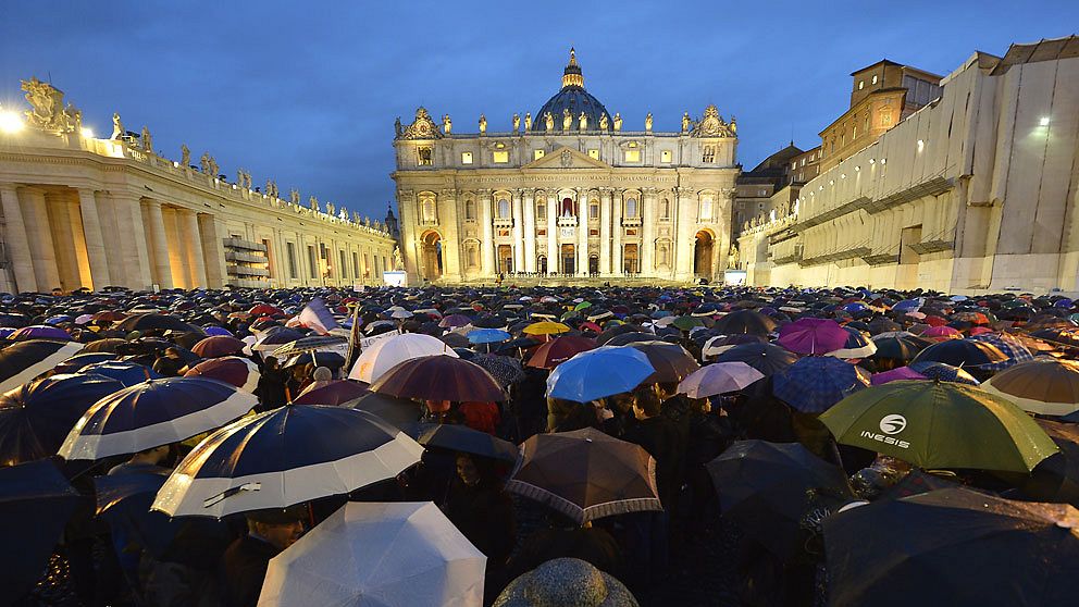 Katoliker i spänd väntan på Petersplatsen