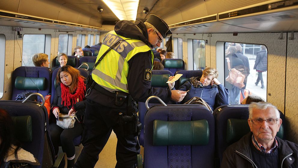 Polisman gör kontroll ombord på tågen