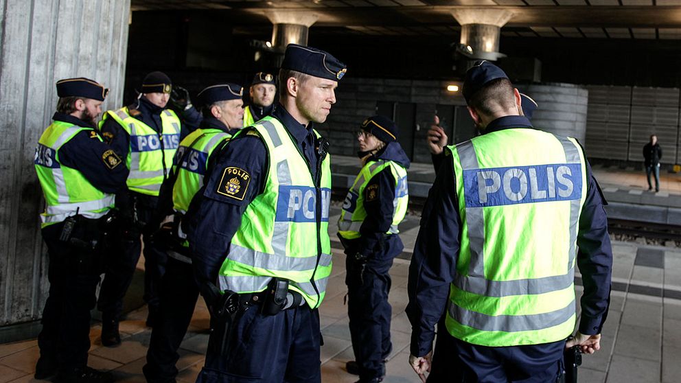 Polispatruller på plats vid Hyllie station i Malmö.