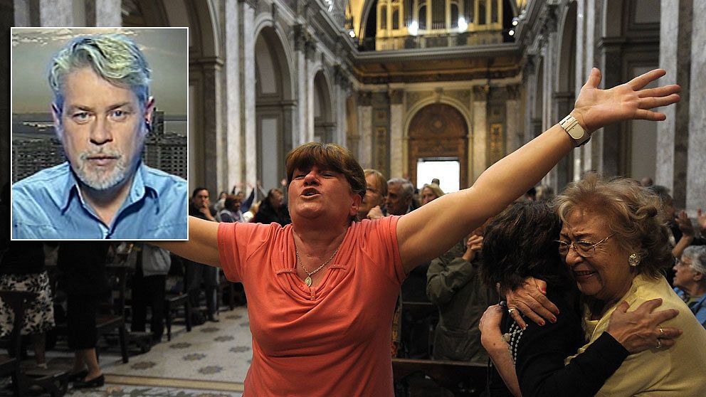 Argentinska katoliker firar påvebeskedet. SVT:s korrespondent Bosse Lindwall infälld