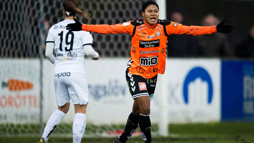Ida Guehai  jublar efter Kristianstads 1-0-mål.