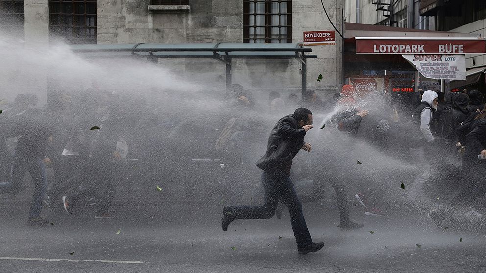 Turkisk polis använder vattenkanoner mot demonstranter.
