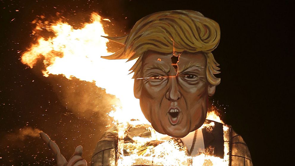 Donald Trump-docka eldas upp