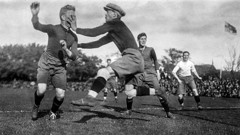 HIF:s målvakt trycker till Örgrytes Sven Rundell under en allsvensk match 1925