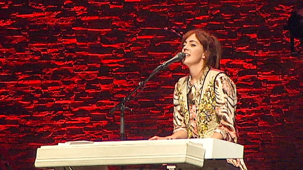 Hanna Turi spelar piano och sjunger