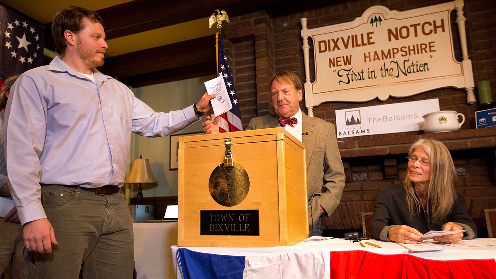Clay Smith lämnar sin röst i valurnan i Dixville Notch i New Hampshire.