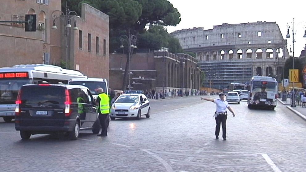 trafikpolis dirigerar trafik utanför Colosseum