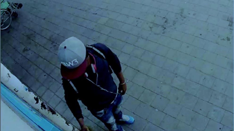 Övervakningsbild när den misstänkte mördaren försöker ta ut pengar från en bankomat
