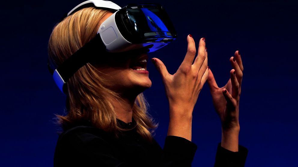 En kvinna testar virtual reality