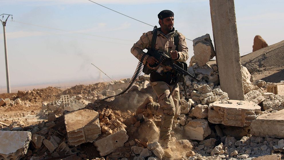 USA stödjer den kurdisk-arabiska alliansen i Syrienkonflikten.