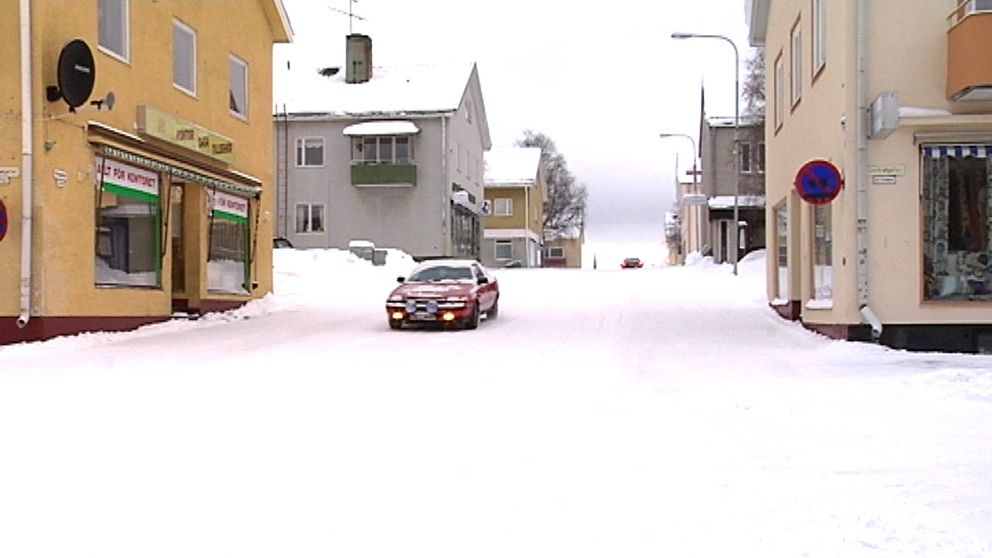 Gatuvy Åsele, tom förutom en bil