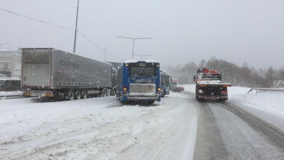 Lastbilar och en buss fast i snömodden på E4:an.