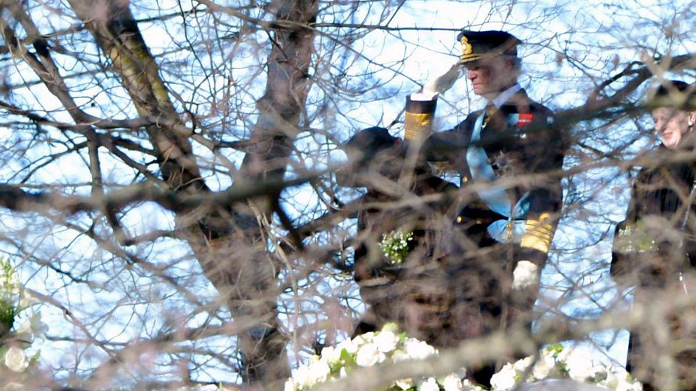 Kung Carl Gustaf vid prinsessan Lilians gravsättning.