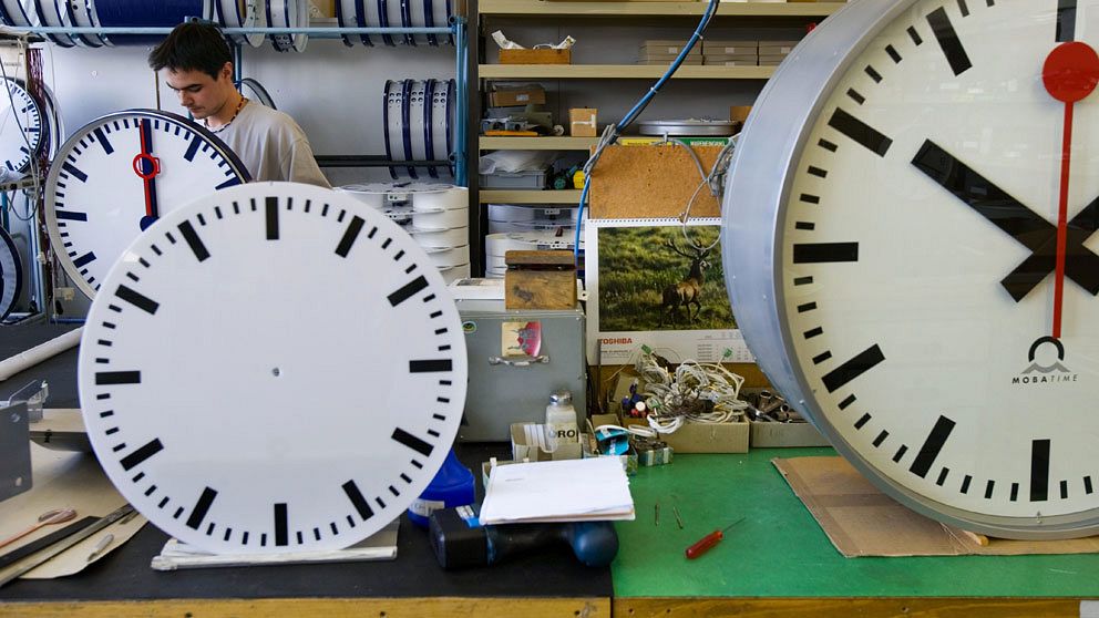 Vid en fabrik i schweiziska Sumiswald tillverkas klockor till järnvägsstationer.
