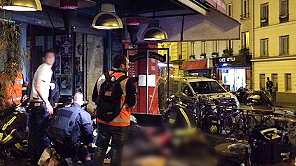 Räddningstjänst utanför la Belle Equipe efter skottlossningen.
