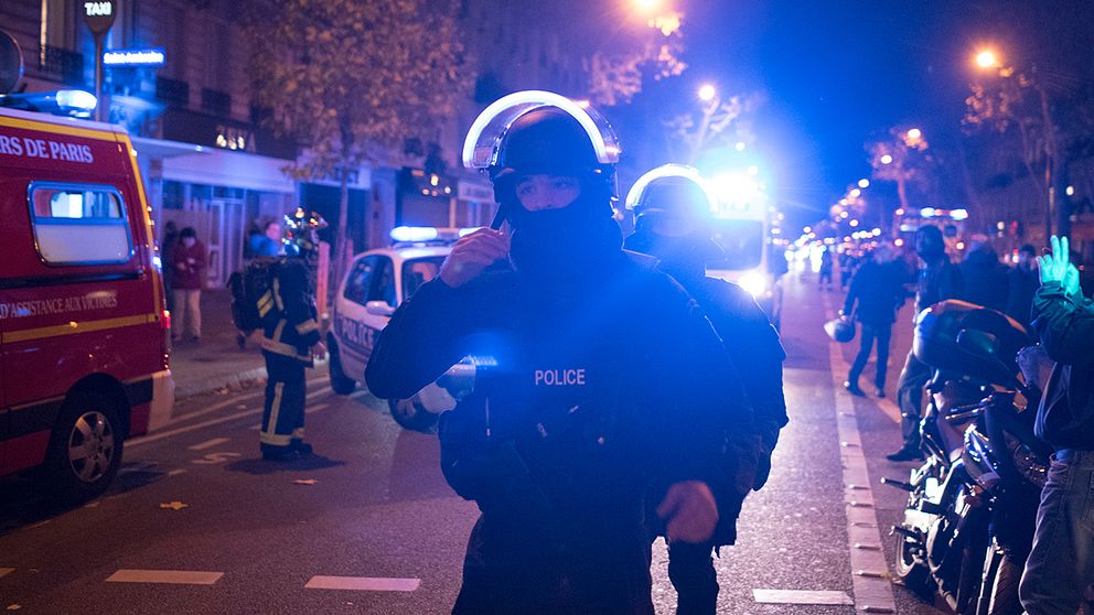 Polisens insatsstyrka anländer till Bataclan.