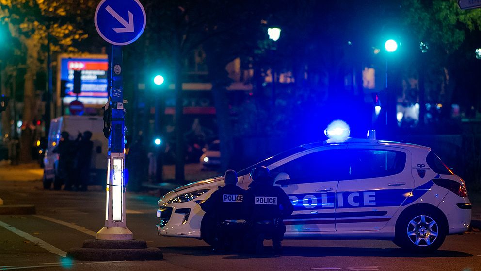 Polis tar skydd utanför Bataclan