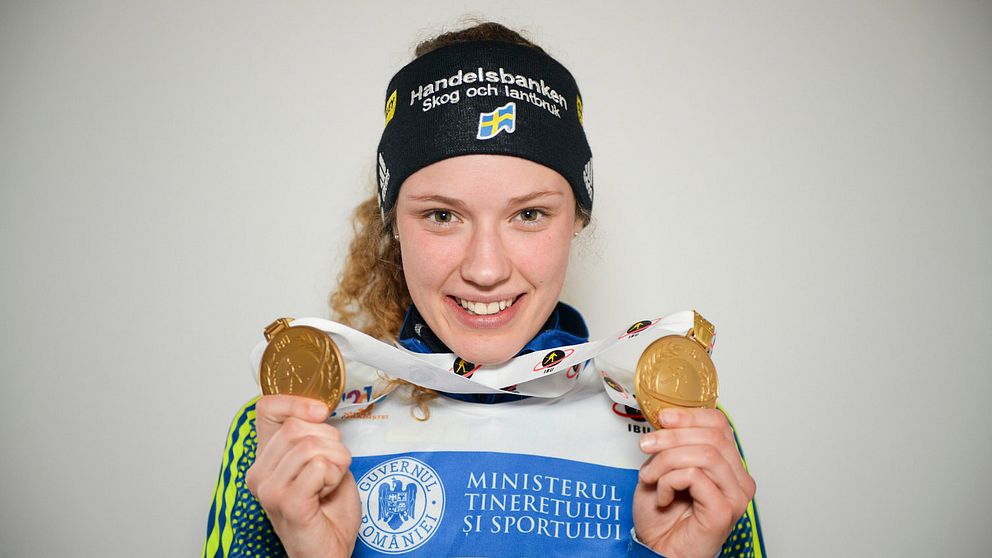 Hanna Öberg med sina två JVM-guld.