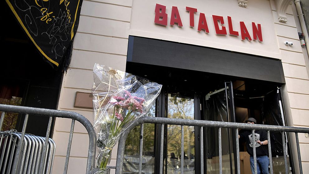 En blombukett som hedrar dödsoffren vid minnesdagen utanför Bataclan.
