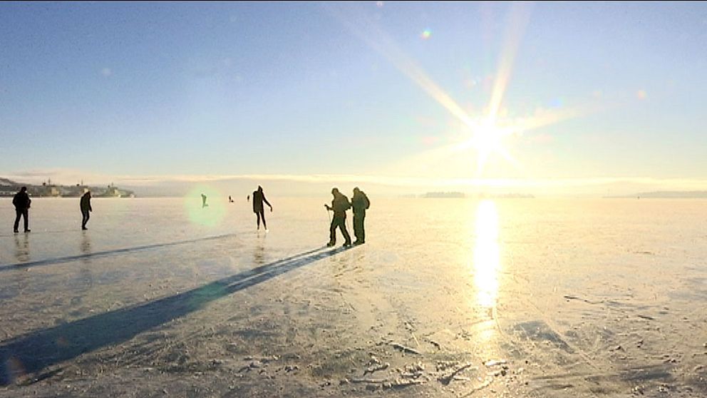 skridskoåkare på is i solsken