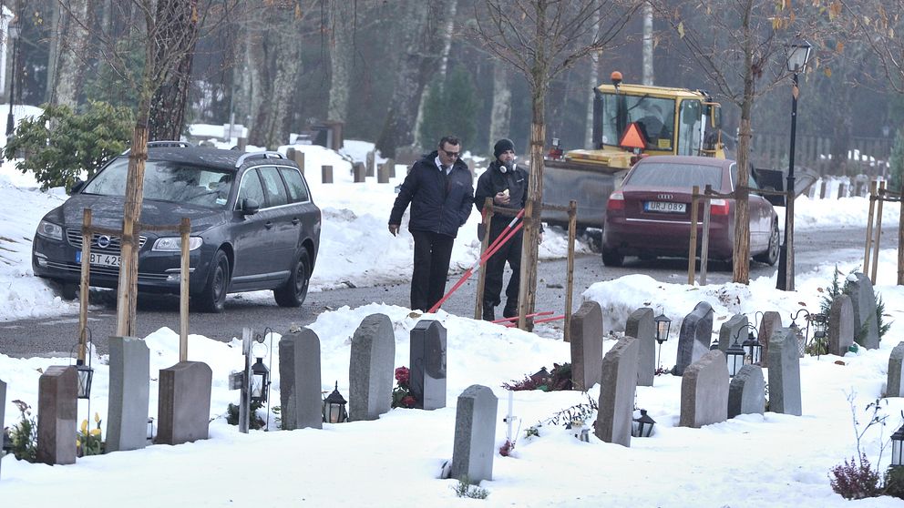Två personer på Gustavsbergs kyrkogård.