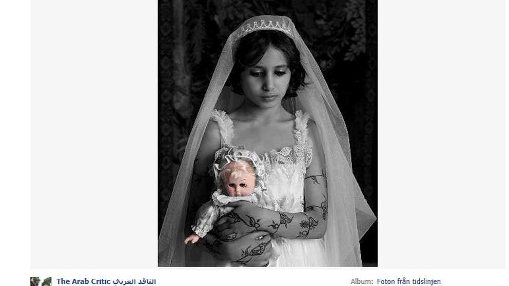 Brudklädd flicka med docka i famn.
