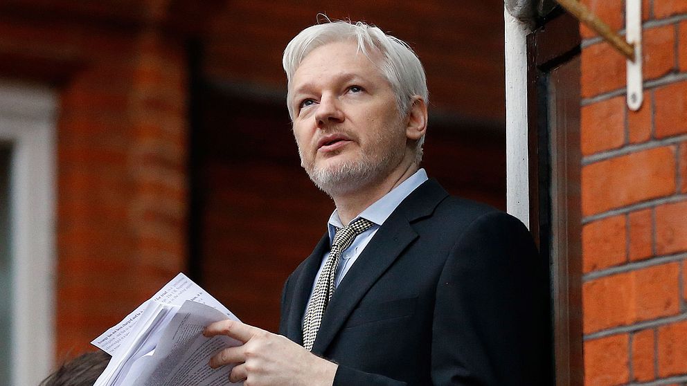 Arkivbild på Julian Assange som håller tal på en balkong på Ecuadors ambassad i London.