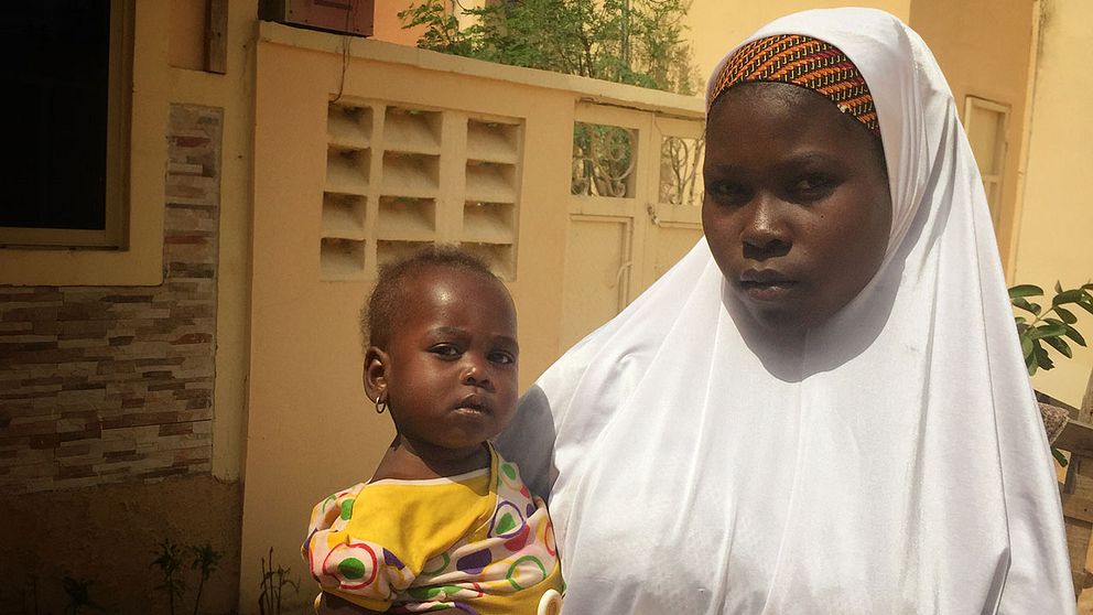”Inte ens mina föräldrar vill se oss” berättar Amina för SVT Nyheters korrespondent.