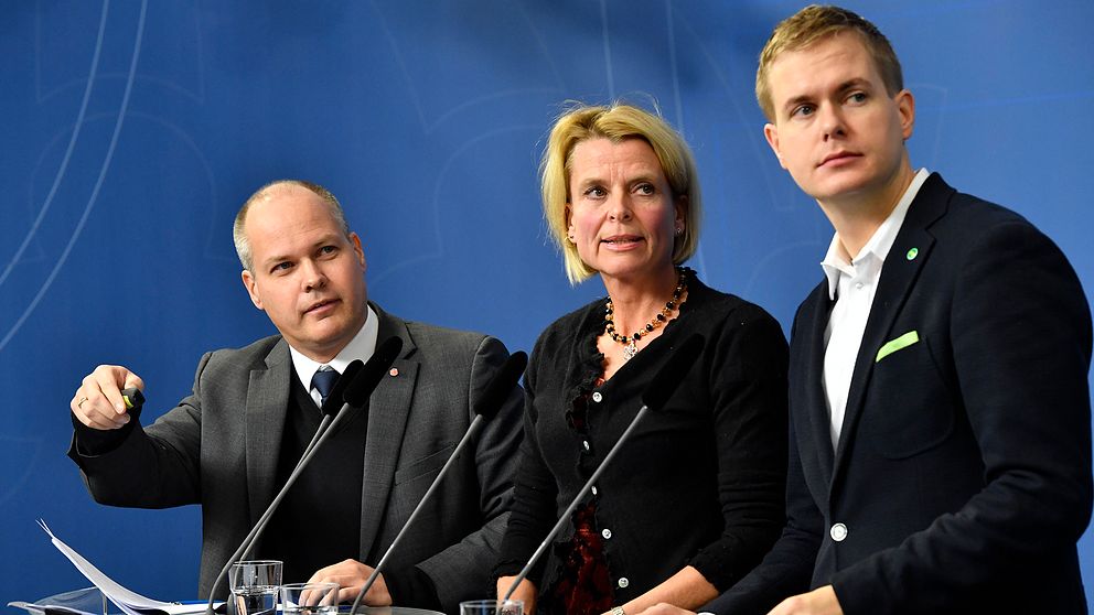 På onsdagen presenteras regeringens jämställdhetsskrivelse vid en pressträff på Rosenbad. Justitieminister Morgan Johansson jämställdhetsminister Åsa Regnér och utbildningsminister Gustav Fridolin deltog. Regeringen är klar med en strategi mot mäns våld mot kvinnor. Den innehåller ökade insatser mot hedersrelaterat våld.