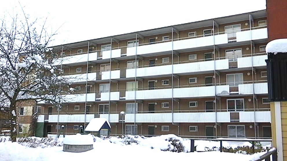 Husfasad i Husby i snö
