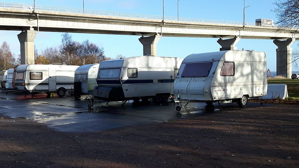 Husvagnar uppställda under Ölandsbron, på Svinö.