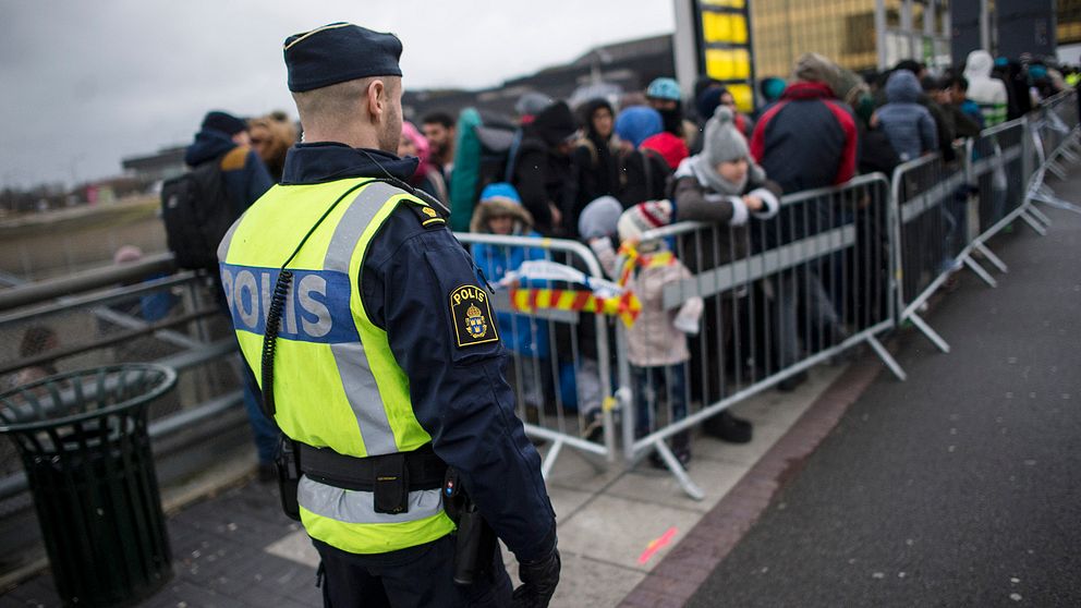 Moderaterna klär sig i säck och aska för att beklaga sin tidigare generösa flyktingpolitik, skriver Margit Silberstein. Här övervakar en polis kön av ankommande flyktingar i snålblåsten vid Hyllie station utanför Malmö.