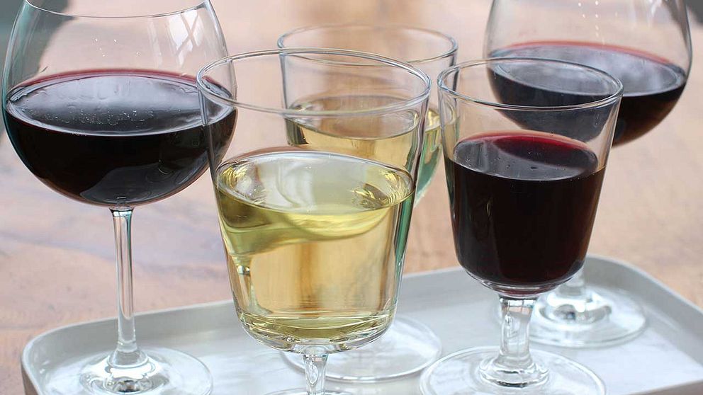 Glas med rött och vitt vin.