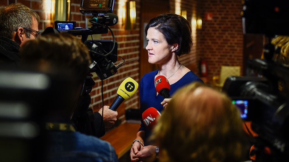 Moderaternas partiledare Anna Kinberg Batra pratar med media under sitt besök på Nacka Gymnasium i Stockholm under fredagen.