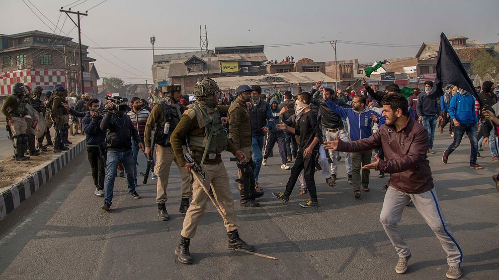 De senaste dagarna har flera våldsamma sammandrabbningar mellan indiska och pakistanska soldater i Kashmir lett till en upptrappning av konflikten.