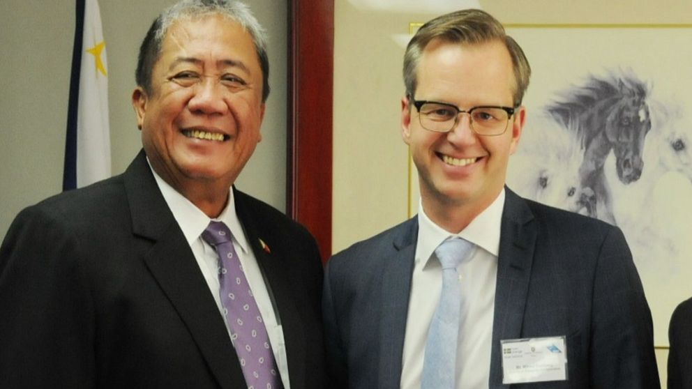 Näringsministern Mikael Damberg (S) tillsammans med en filippinsk minister. Foto: SVT.