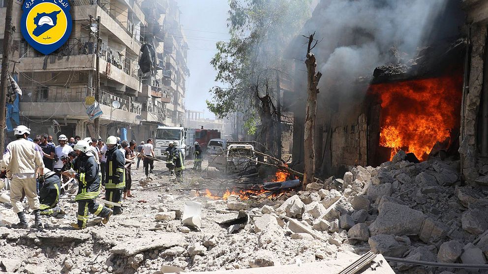 Räddningsinsats i östra Aleppo efter en flygattack i början av juni.