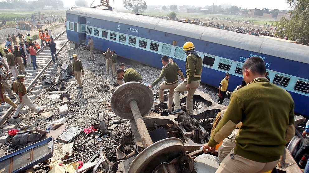 Räddningsarbetare arbetar vid olycksplatsen i Indien.