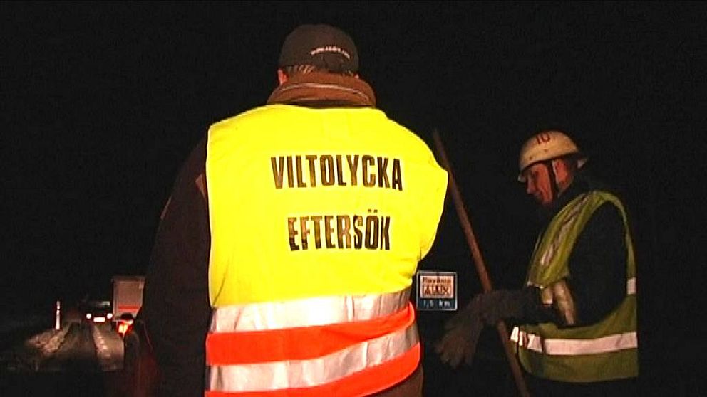 Man med väst på vilken det står ”Viltolycka” på ryggen.