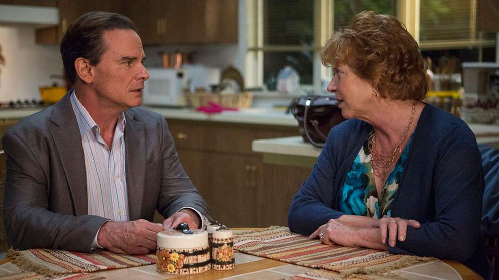 Tad (Peter Scolari) och Loreen (Becky Ann Parker) i tv-serien ”Girls”.