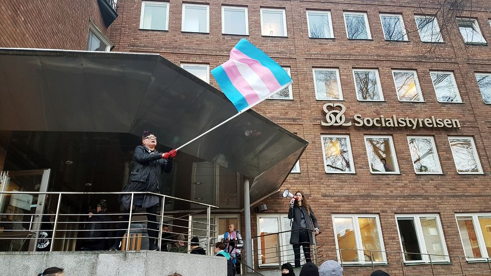 En aktivistgrupp för främjandet av transrättigheter i Sverige med fokus på sjukvård ockuperade delar av Socialstyrelsens lokaler på Rålambsvägen i Stockholm.