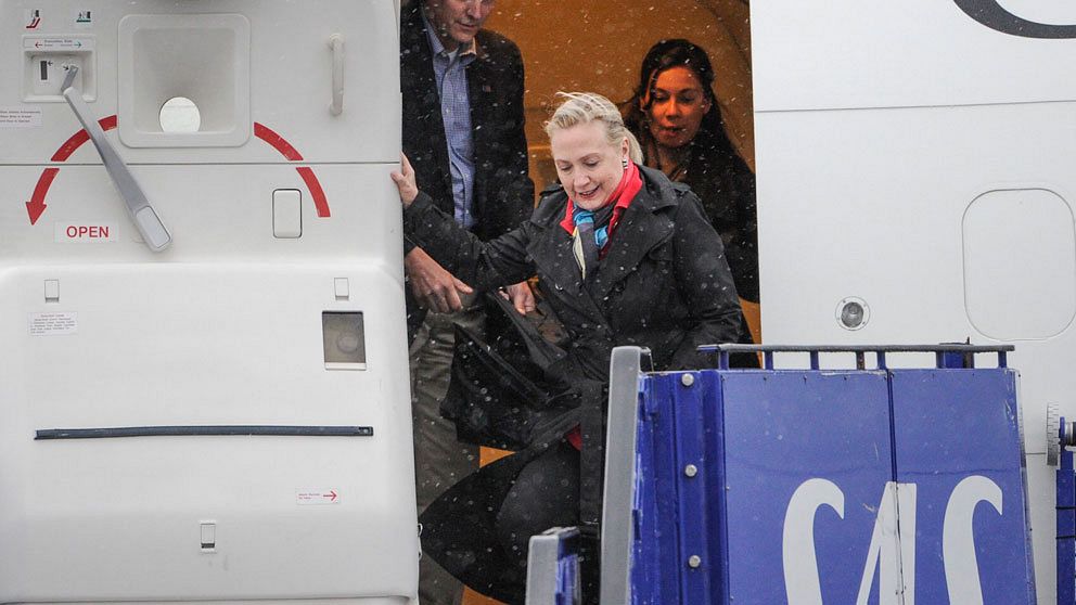 USA:s utrikesminister Hilary Clinton möttes på lördagskvällen av Carl Bildt och hans hustru Anna Maria Corazza Bildt på Arlanda när hon anlände för ett tvådagars besök i Sverige. Foto: Scanpix