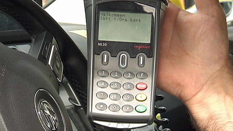 Många använder kortterminal för att betala taxiresan.