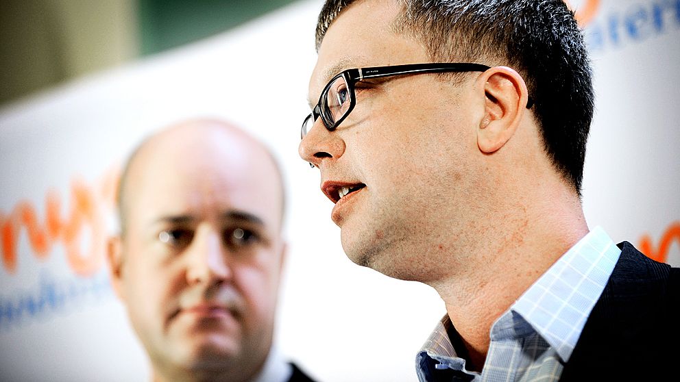 Moderaternas partisekreterare Kent Persson och statsminister Fredrik Reinfeldt tappar fart i opinionen.