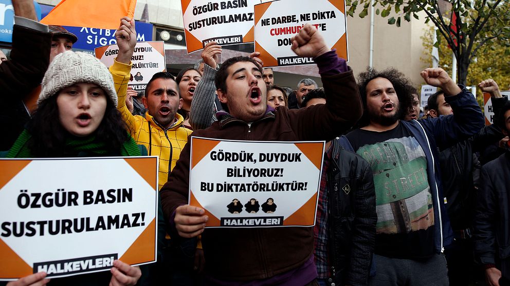 Bild från en demonstration mot den turkiska regimens tillslag mot oppositionstidningen  Cumhuriyet i oktober.