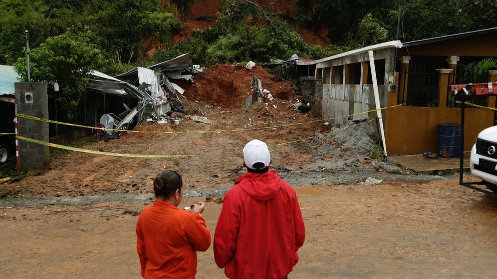Ett par omkom efter att ett jordskred förstörde deras hus i Arraijan utanför Panama City. Jordskredet orsakades av ett regnoväder som drog in över landet i samband med att orkanen Otto närmar sig land.