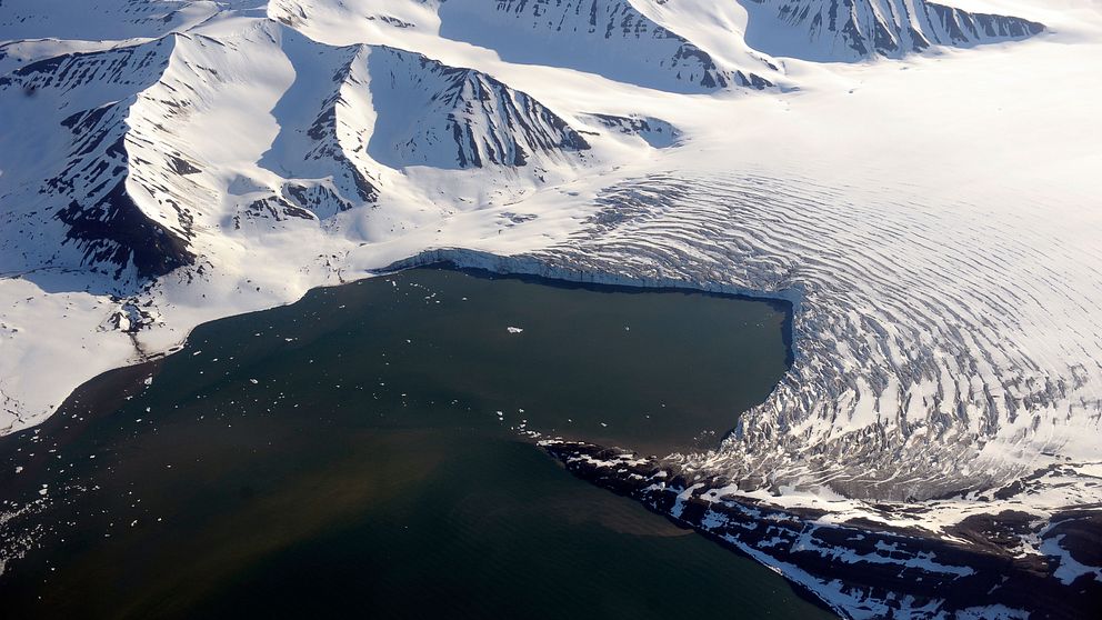 Glaciär på ögruppen Svalbard, där isen ännu inte nåt i år.