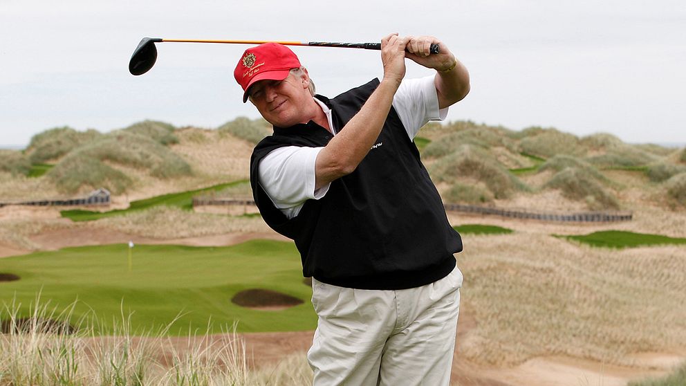 Donald Trump svingar golfklubba.